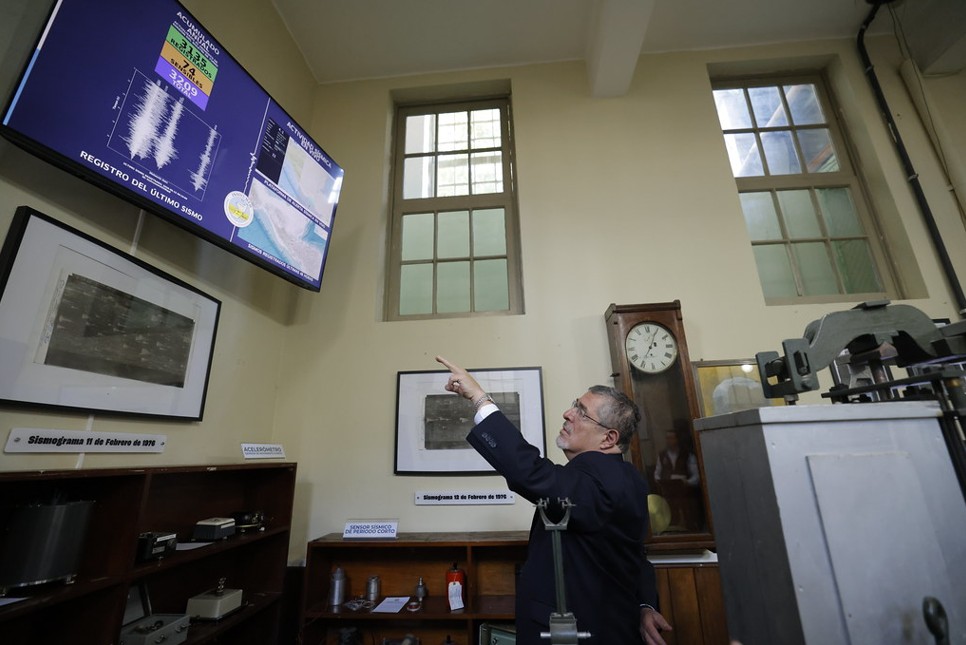 Presidente Bernardo Arévalo visita instalaciones del INSIVUMEH