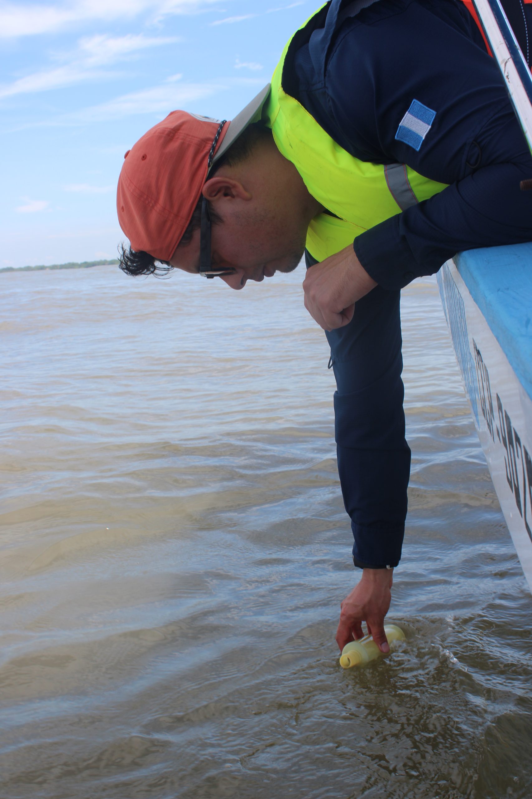 INSIVUMEH realiza muestras de agua marina para vigilancia de la marea roja en las costas de Escuintla