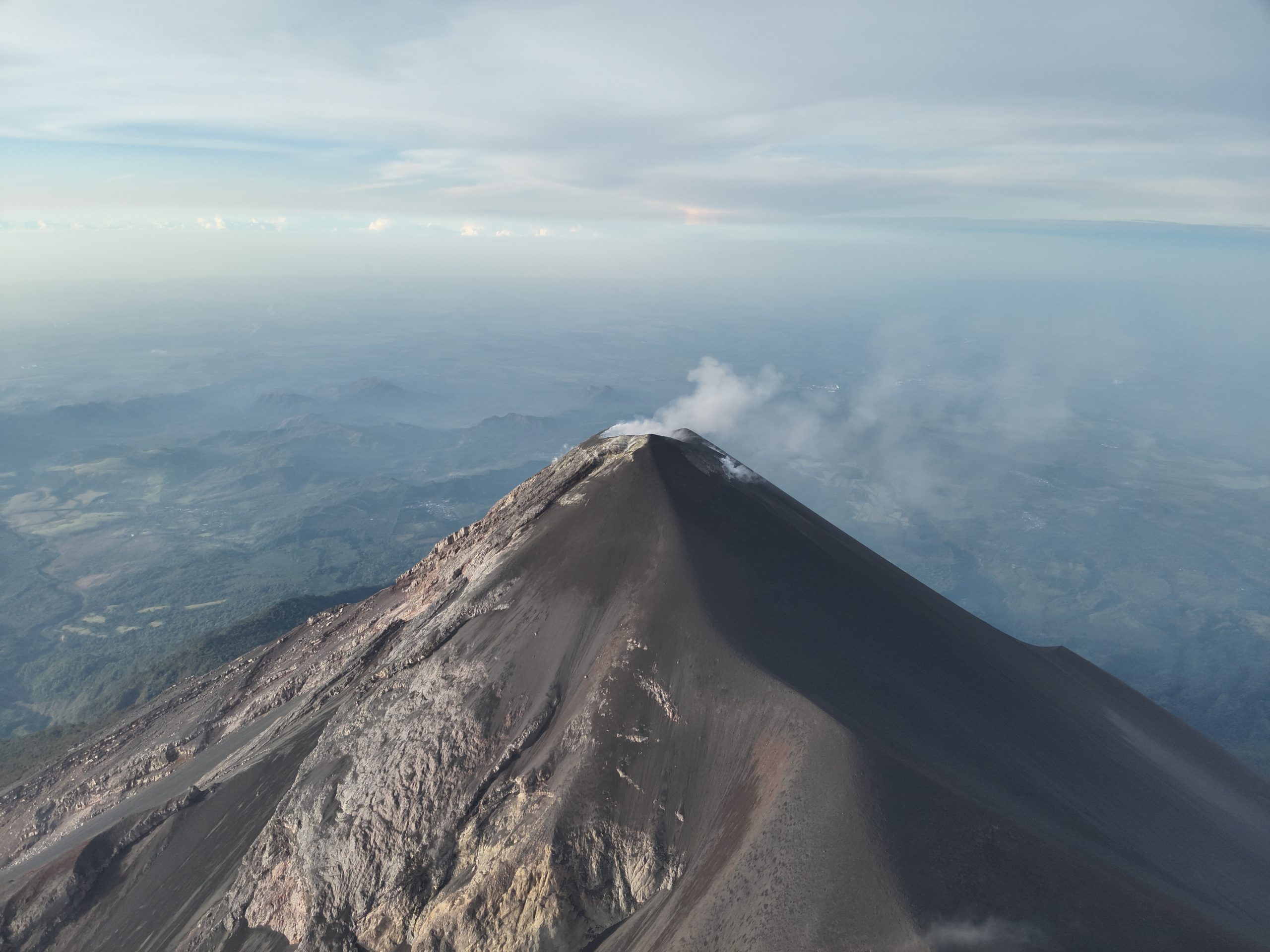 Volcán de Fuego mantiene dispersión de ceniza